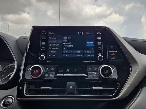 Used 2022 Toyota Highlander XLE FWD image 23
