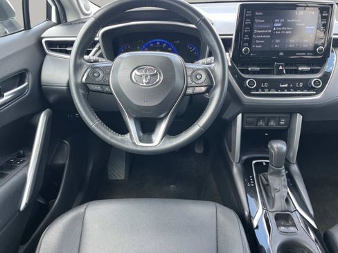 Used 2022 Toyota Corolla Cross XLE w/ Convenience Package FWD image 9