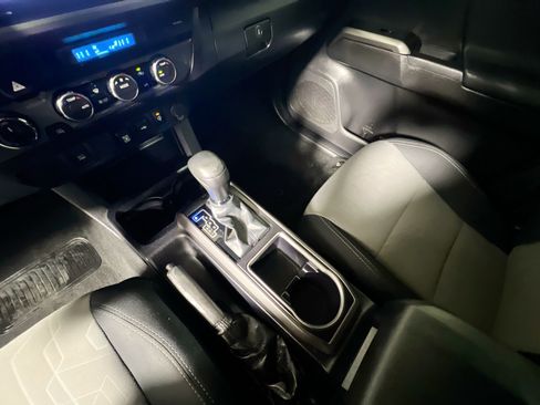 Used 2022 Toyota Tacoma TRD Off-Road image 26