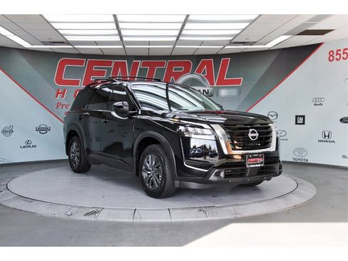 Used 2025 Nissan Pathfinder SV image 1