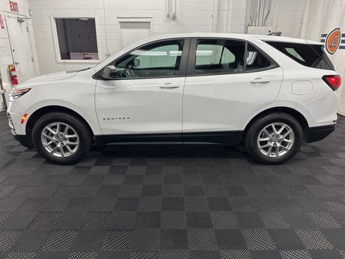 Used 2022 Chevrolet Equinox LS image 6
