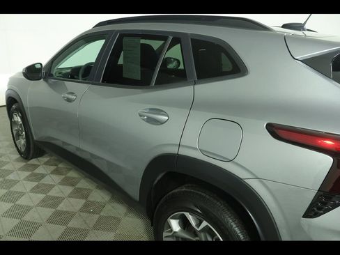 Certified 2025 Chevrolet Trax LT FWD image 16