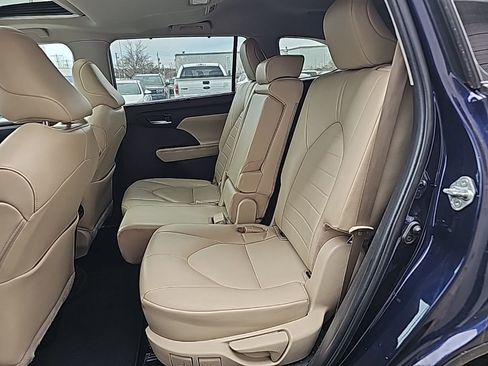Used 2022 Toyota Highlander XLE image 12
