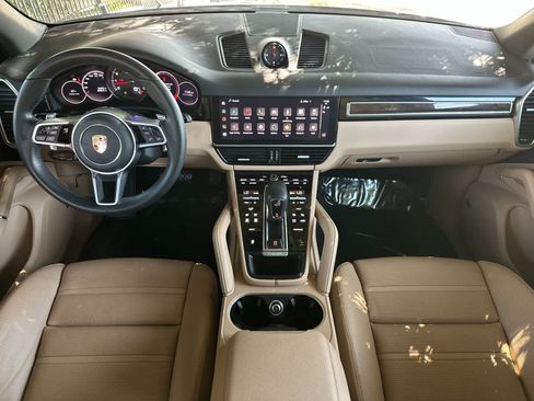 Certified 2023 Porsche Cayenne AWD/4WD image 6