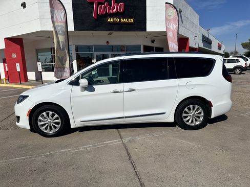 Used 2018 Chrysler Pacifica Touring-L image 2