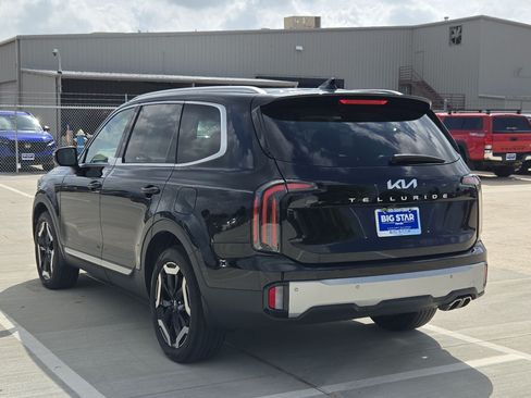 Used 2023 Kia Telluride EX w/ EX Captain's Chair Package FWD image 6