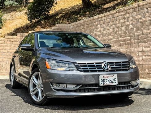 Used 2015 Volkswagen Passat 1.8T SEL Premium FWD image 4