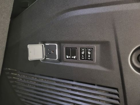 Used 2024 Chevrolet Tahoe High Country image 2