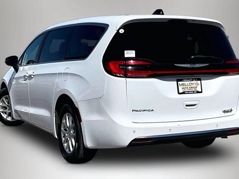 Used 2023 Chrysler Pacifica Touring-L FWD image 4