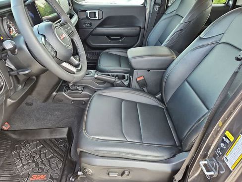 Used 2025 Jeep Gladiator Sport image 17