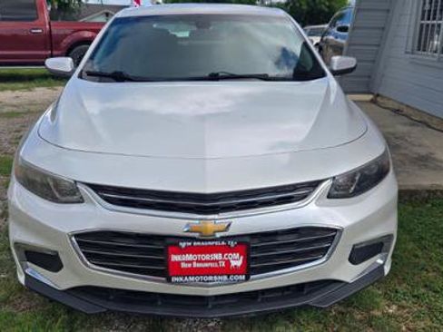 Used 2017 Chevrolet Malibu LT FWD image 3
