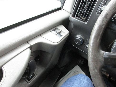 Used 2014 Chevrolet Express 2500 Extended RWD image 50