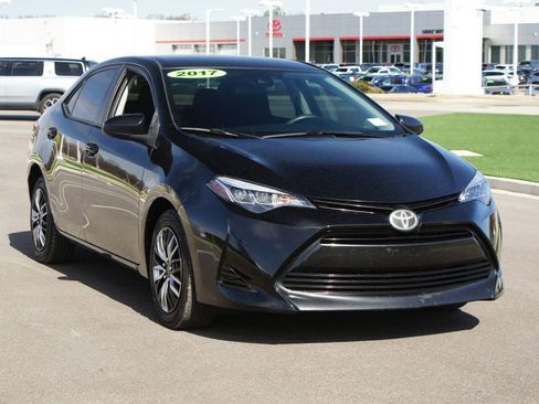 Used 2017 Toyota Corolla LE image 2