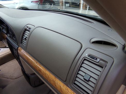 Used 2001 Lincoln Continental image 40