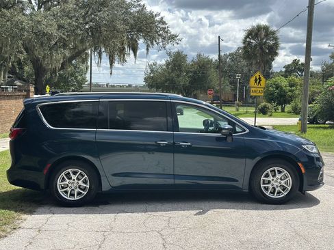 Used 2021 Chrysler Pacifica Touring-L FWD image 6