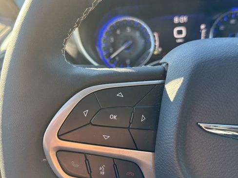 Used 2023 Chrysler Pacifica Touring-L image 17