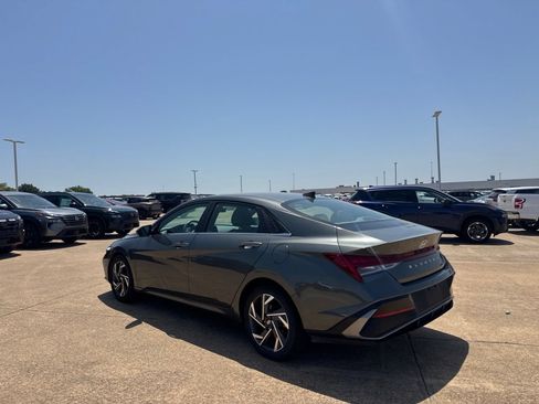 Used 2025 Hyundai Elantra SEL FWD image 15