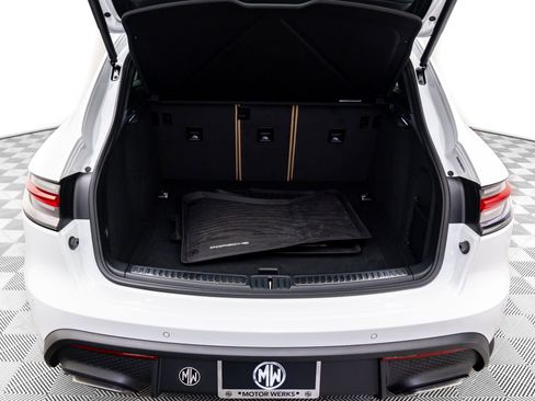 Certified 2025 Porsche Macan image 30