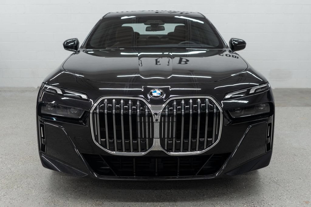 Used 2023 BMW 760i xDrive AWD/4WD image 3