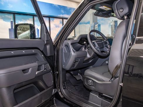 Used 2025 Land Rover Defender 130 X-Dynamic SE image 13