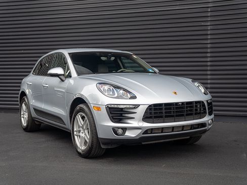 Used 2017 Porsche Macan AWD/4WD image 27