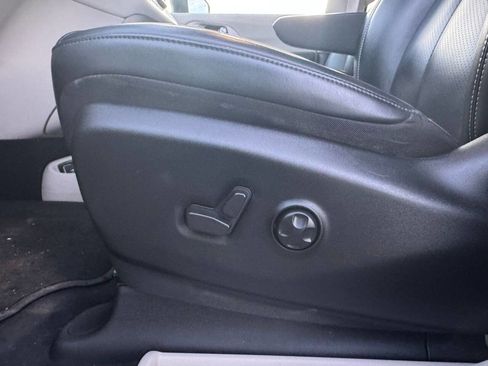 Used 2023 Chrysler Pacifica Touring-L image 15