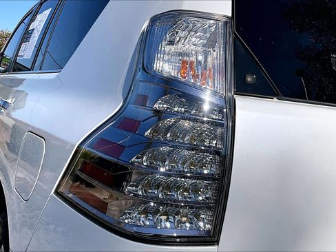 Used 2018 Lexus GX 460 Premium w/ Premium Package image 29