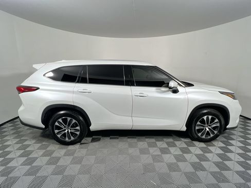 Used 2022 Toyota Highlander XLE FWD image 2