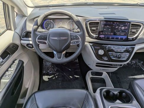 Used 2023 Chrysler Pacifica Touring-L FWD image 19