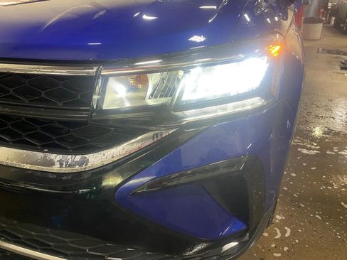 Used 2024 Volkswagen Taos SE image 27