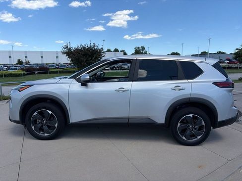 Used 2024 Nissan Rogue SV AWD/4WD image 5