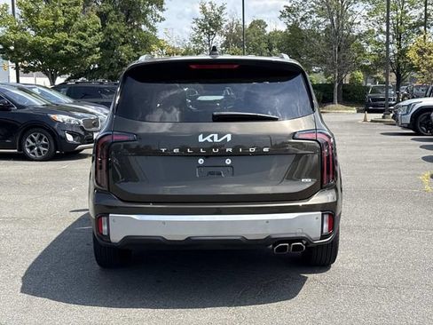 Used 2024 Kia Telluride EX w/ EX Captain's Chair Package AWD/4WD image 3