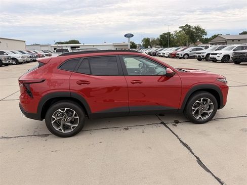 Used 2026 Chevrolet Trax LT w/ Driver Confidence Package FWD image 2