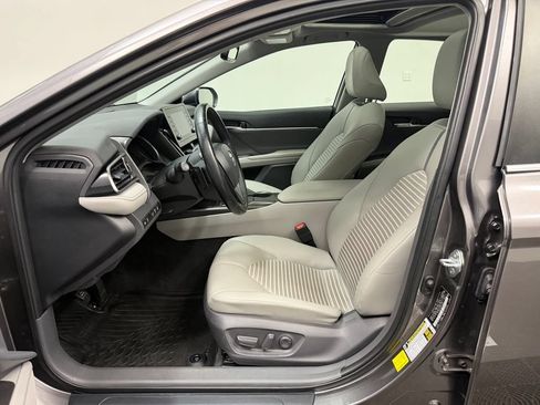 Used 2021 Toyota Camry SE w/ Cold Weather Package FWD image 5