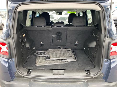 Used 2022 Jeep Renegade Latitude w/ Convenience Group AWD/4WD image 24