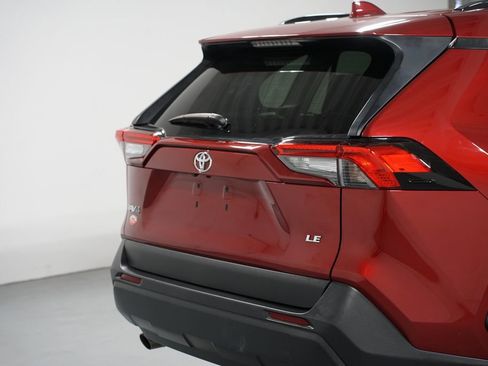 Used 2020 Toyota RAV4 LE image 9