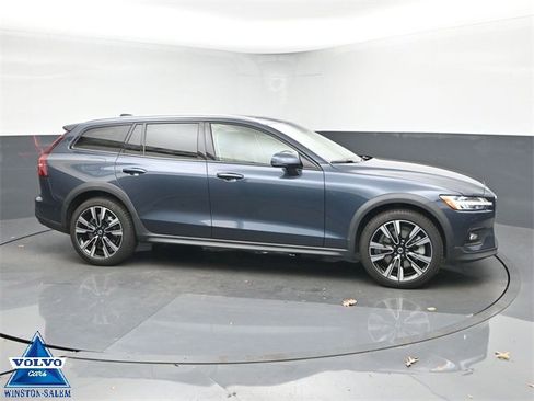 Used 2022 Volvo V60 T5 Cross Country w/ Advanced Package image 1