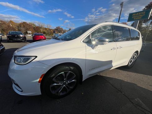 Used 2021 Chrysler Pacifica Pinnacle image 2