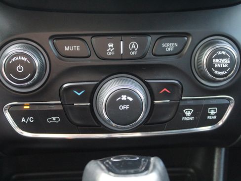Used 2021 Jeep Cherokee Latitude Plus AWD/4WD image 39