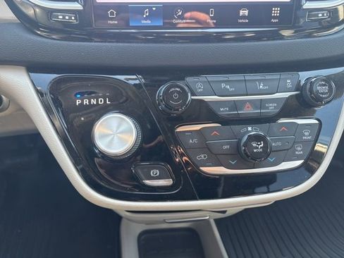 Used 2022 Chrysler Pacifica Touring-L image 16