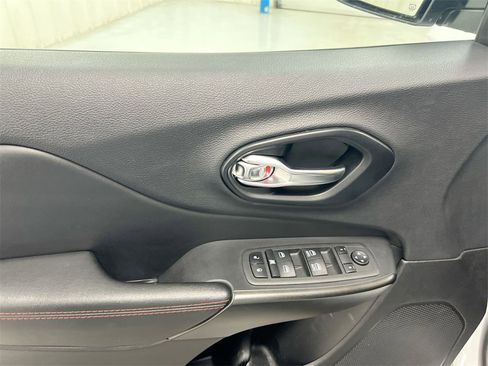 Used 2022 Jeep Cherokee Trailhawk image 20