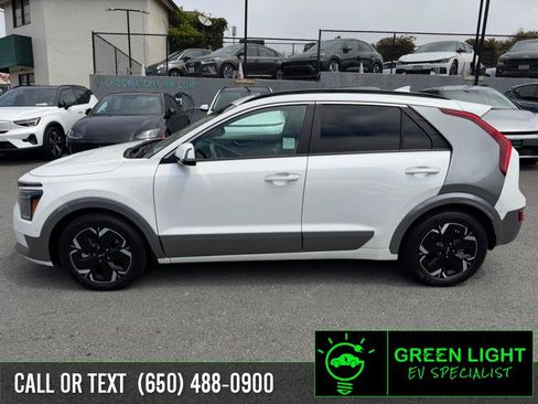 Used 2024 Kia Niro Wave w/ Wave Preserve Package FWD image 8