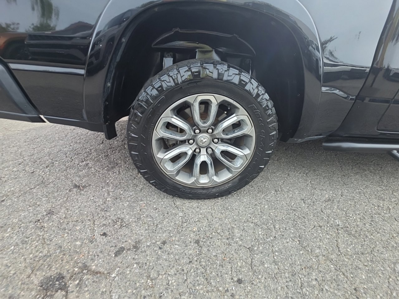 Used 2019 RAM 1500 Laramie AWD/4WD image 10