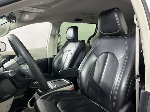 Used 2023 Chrysler Pacifica Touring-L image 11