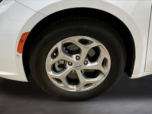 Used 2022 Chrysler Pacifica Limited FWD image 9