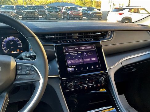 New 2025 Jeep Grand Cherokee Altitude image 7