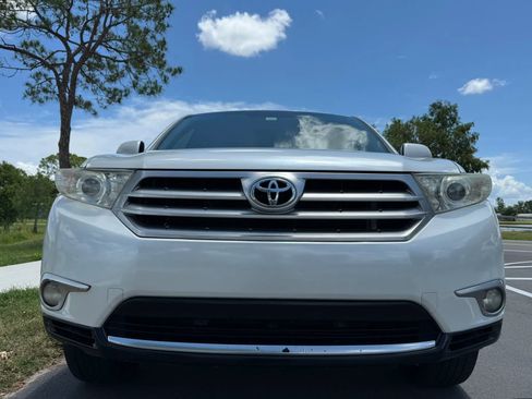 Used 2012 Toyota Highlander FWD w/ Tech Pkg image 2