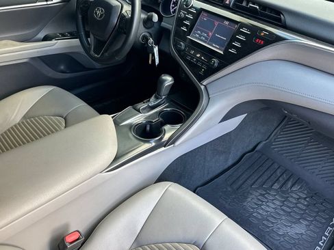 Used 2018 Toyota Camry SE FWD image 16