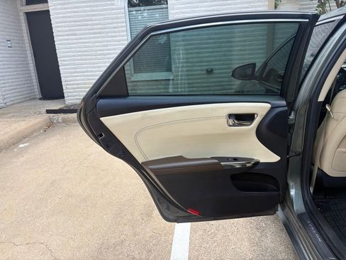 Used 2013 Toyota Avalon Limited w/ Technology Pkg FWD image 11