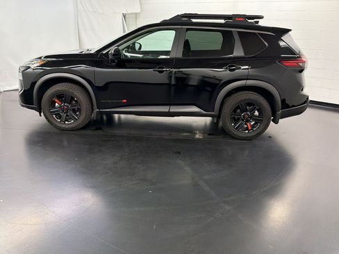 Used 2025 Nissan Rogue SV AWD/4WD image 2